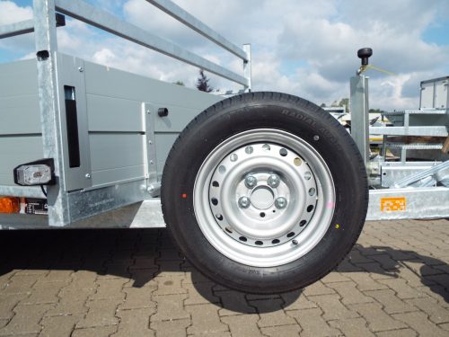 Ersatzrad montiert hochkant an Deichsel -