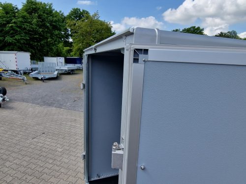1,5to. SARIS Kofferanhänger  | Kasteninnenmaße 3,06x1,54x1,80m | Typ: GO 306 154 180 Detailbild mit geöffneter Tür