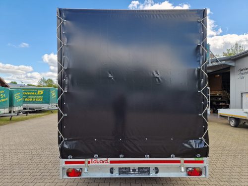 Heckansicht vom 3,5to. Eduard Hochlader Tridemachser mit Plane |  Länge der Ladefläche 8,06m | Breite der Ladefläche 2,40m