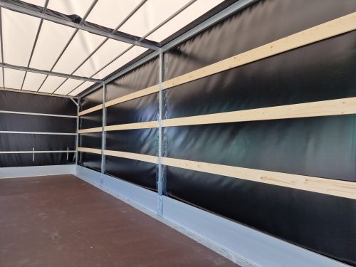 Innenansicht vom 3,5to. Eduard Hochlader Tridemachser mit Plane |  Länge der Ladefläche 8,06m | Breite der Ladefläche 2,40m