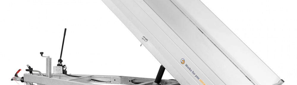 1,5to. SARIS Rückwärtskipper | Kasteninnenmaße 256x1,50x0,30m | Hand Pumpe Frontansicht