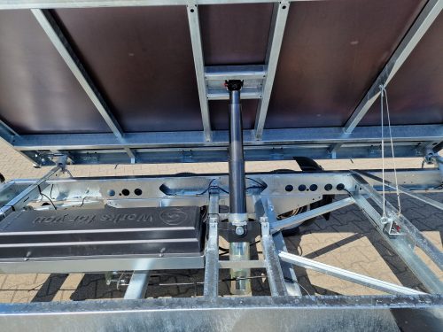 2,7to. SARIS Dreiseitenkipper | Kasteninnenmaße 306x1,70x0,30m | Hand+Elektropumpe