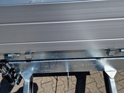 2,7to. SARIS Dreiseitenkipper | Kasteninnenmaße 306x1,70x0,30m | Hand+Elektropumpe