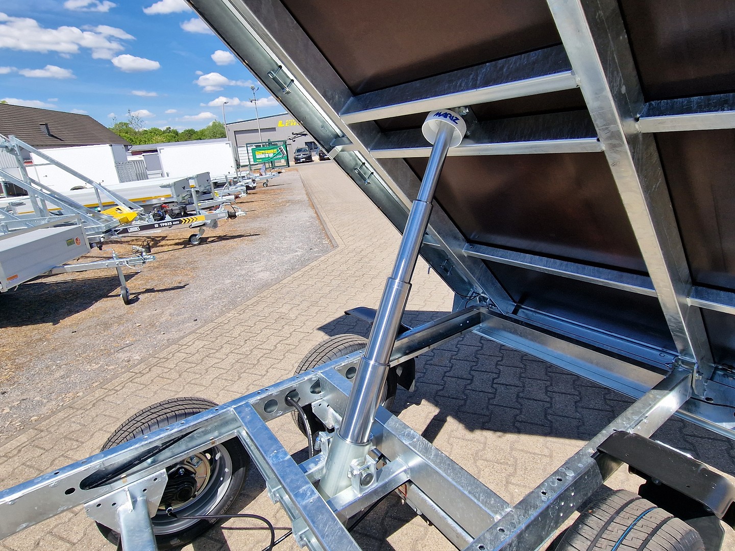 2,0to. SARIS Rückwärtskipper | Kasteninnenmaße 276x1,50x0,30m | Hand Pumpe