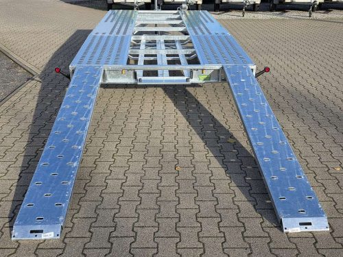 2,7to. Temared | Autotransporter 4,53x2,15m | CAR Deck Plus 4521/2 2.7T Heck mit angelegten Rampen